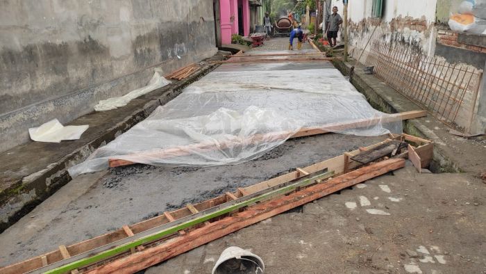 Pemvangunan Jalan Rabat Beton RT 04 RW 01 Desa Wonosari Kebumen  01