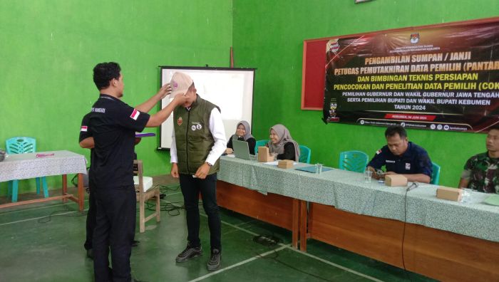 PENGAMBILAN SUMPAH DAN BIMTEK PANTARLIH PILGUB dan PILWAGUB JAWA TENGAH serta PILBUP dan PILWABUP Kabupaten Kebumen Tahun 2024 01